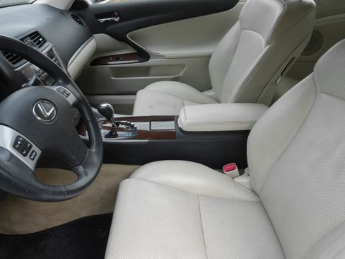 Used 2015 Lexus IS 250C RWD image 12
