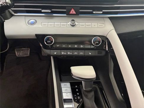 Used 2024 Hyundai Elantra Limited image 21