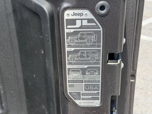 Used 2018 Jeep Wrangler Unlimited Sahara w/ Quick Order Package 24M Moab AWD/4WD image 8