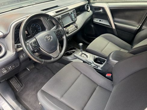 Used 2018 Toyota RAV4 XLE AWD/4WD image 2
