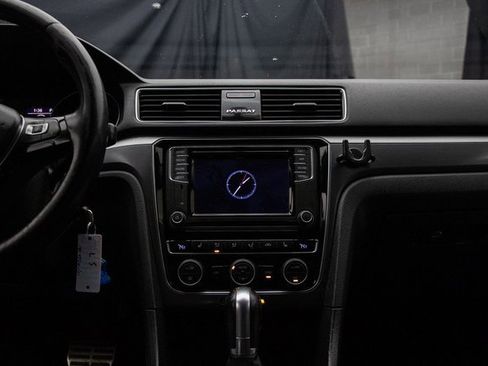 Used 2018 Volkswagen Passat 2.0T R-Line image 23