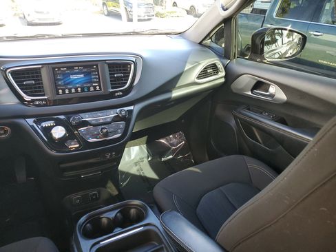 Used 2020 Chrysler Pacifica Touring w/ S Appearance Package image 15