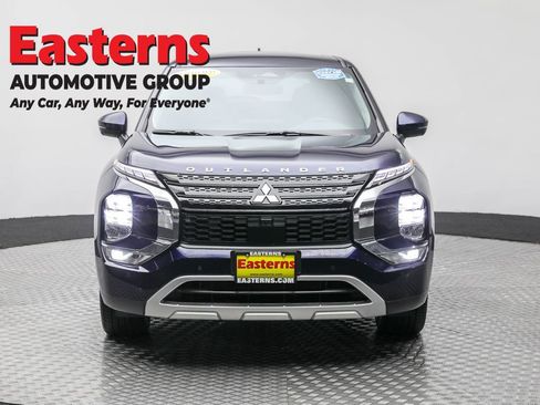 Used 2023 Mitsubishi Outlander SE image 2