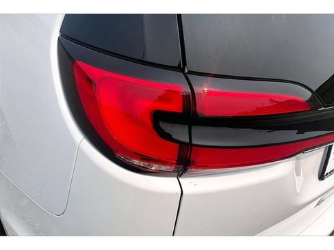 Certified 2025 Chrysler Pacifica Limited FWD image 37