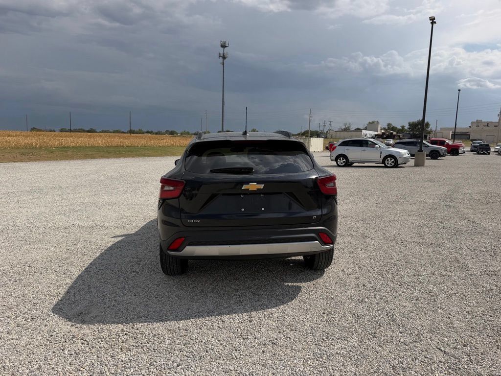 Used 2025 Chevrolet Trax LT FWD image 4