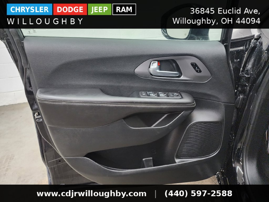 Used 2026 Chrysler Pacifica Select FWD image 11
