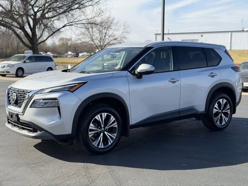 Used 2021 Nissan Rogue SV image 3