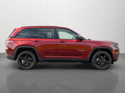 Used 2024 Jeep Grand Cherokee Limited w/ Luxury Tech Group II AWD/4WD image 8