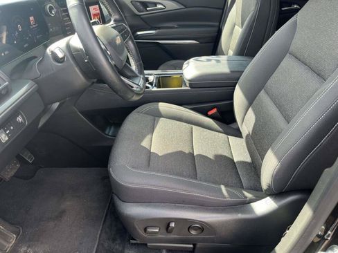 Used 2025 Chevrolet Traverse LT FWD image 14