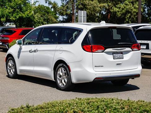 Used 2018 Chrysler Pacifica Touring Plus w/ Tire & Wheel Group FWD image 2