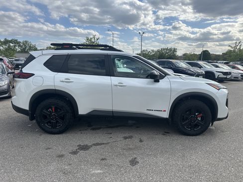 Used 2025 Nissan Rogue SV AWD/4WD image 3