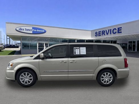 Used 2015 Chrysler Town & Country Touring FWD image 5
