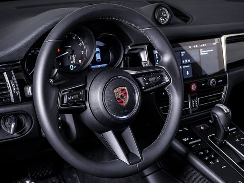 Certified 2025 Porsche Macan image 18