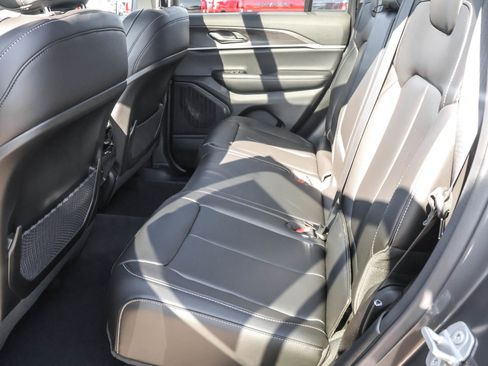 New 2025 Jeep Grand Cherokee Limited w/ Black Appearance Package image 8