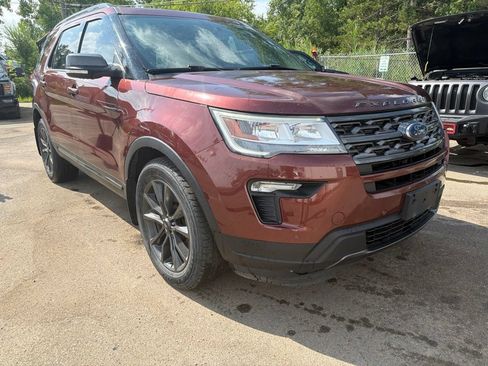 Used 2018 Ford Explorer XLT w/ XLT Appearance Package AWD/4WD image 3