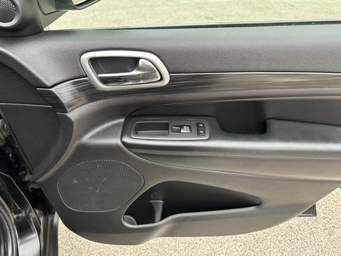 Used 2020 Jeep Grand Cherokee Laredo image 12