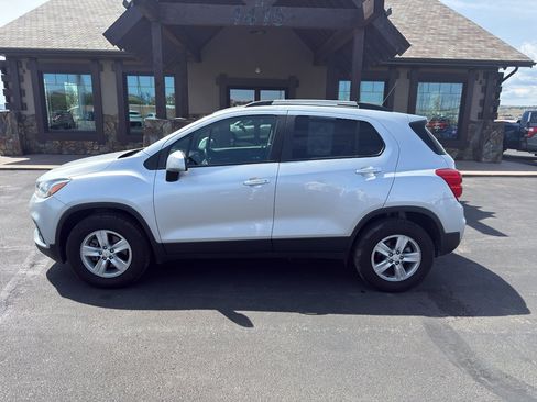 Used 2022 Chevrolet Trax LT w/ LT Convenience Package AWD/4WD image 1