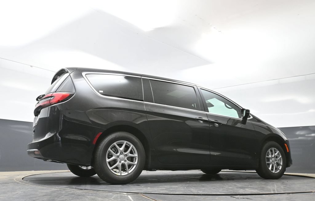 New 2027 Chrysler Pacifica Select w/ Family Tech Group FWD image 39