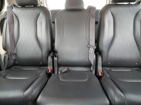 Used 2025 Kia Carnival FWD image 13