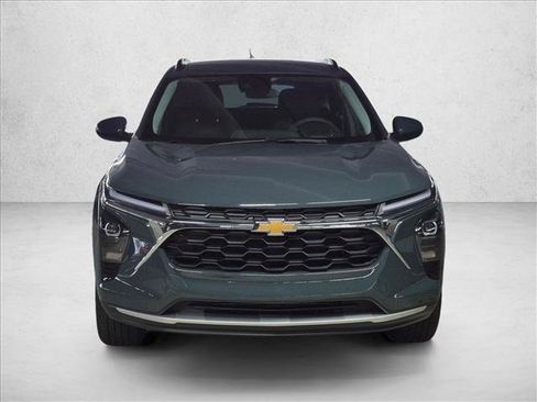 Used 2025 Chevrolet Trax LT FWD image 2
