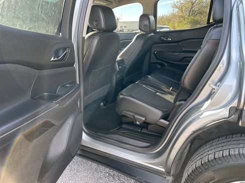 Used 2023 GMC Acadia SLT image 26