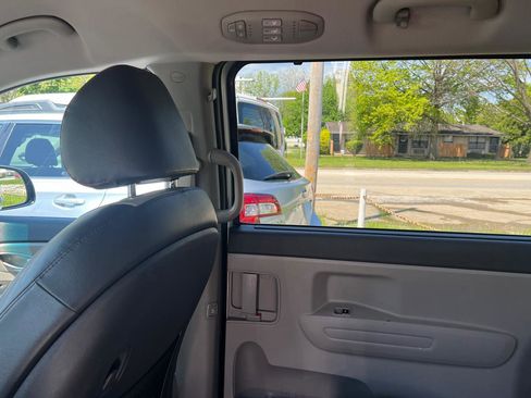 Used 2017 Kia Sedona LX w/ LX Essentials Premium Package FWD image 34