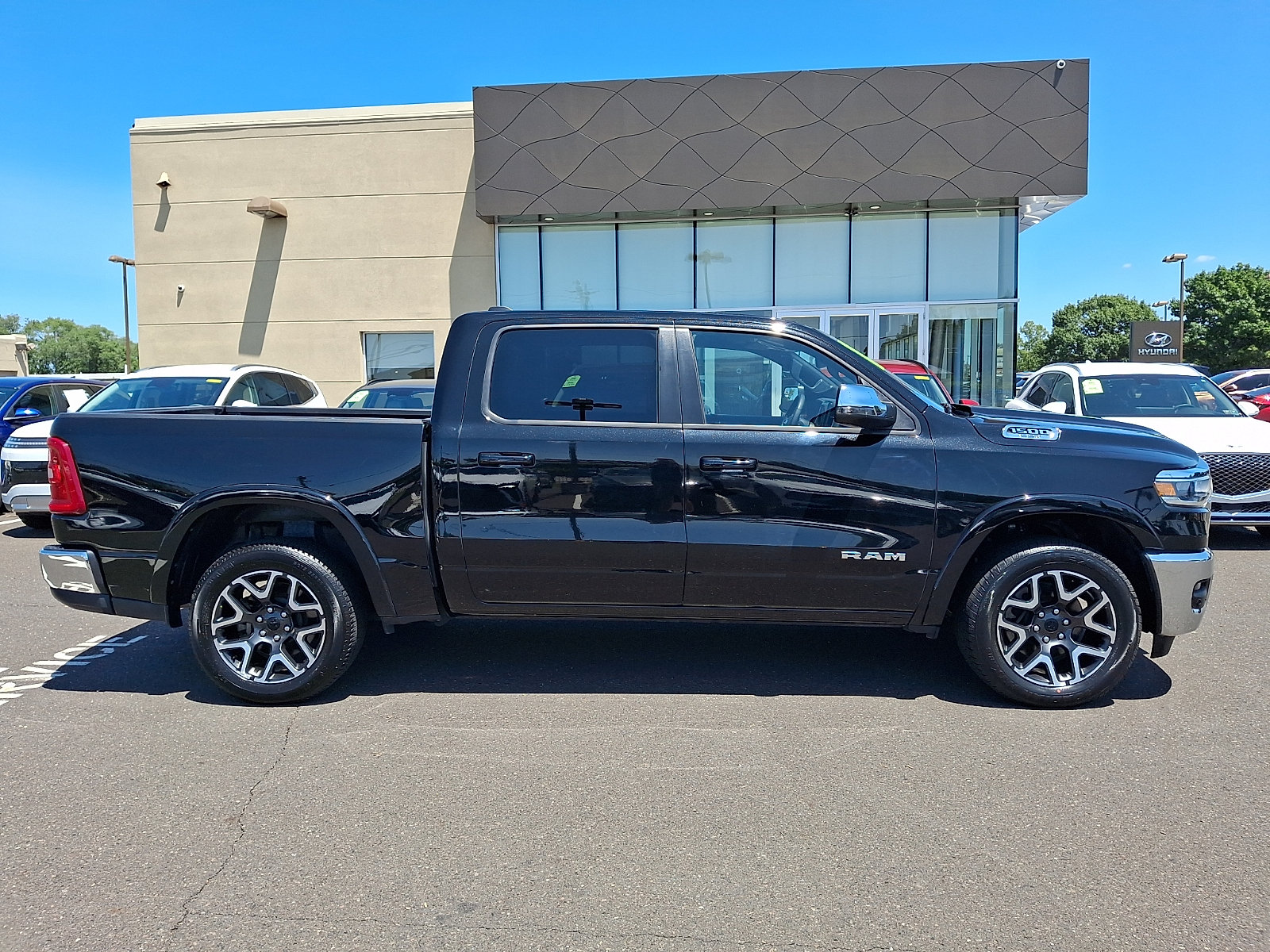 Used 2025 RAM 1500 Laramie AWD/4WD image 7