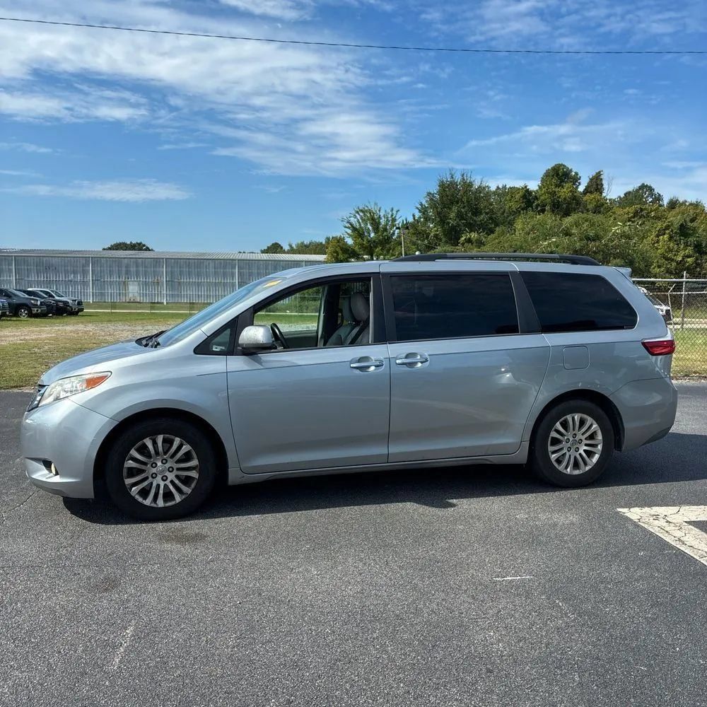 Used 2015 Toyota Sienna XLE FWD image 3