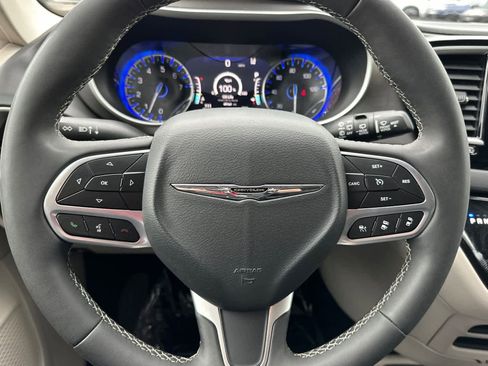 Used 2024 Chrysler Pacifica Touring-L image 24