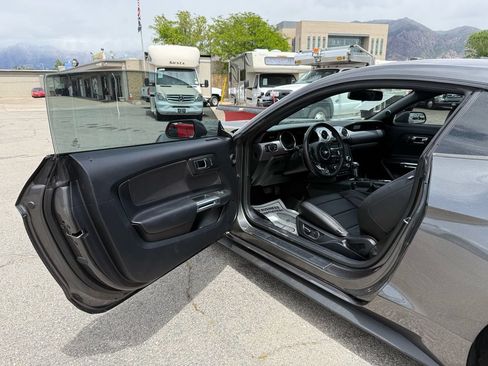 Used 2017 Ford Mustang GT RWD image 3