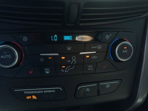Used 2019 Ford Escape SE FWD image 2