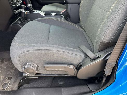 Used 2025 Jeep Gladiator Sport image 17