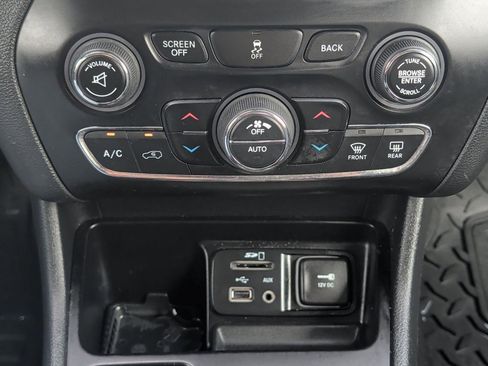 Used 2016 Jeep Cherokee Limited FWD image 20