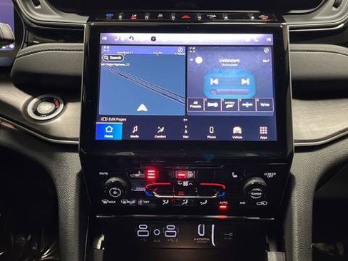 Used 2023 Jeep Grand Cherokee 4WD 4xe image 13