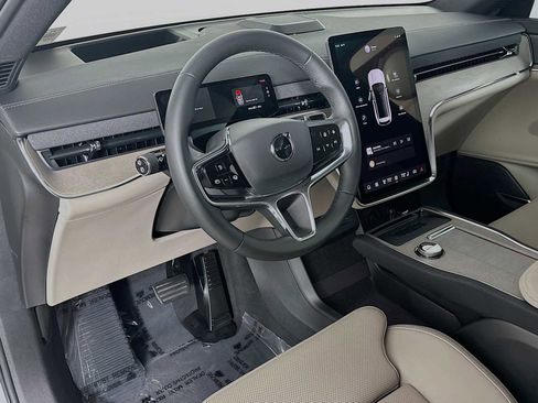 Used 2025 Volvo EX90 Plus image 9