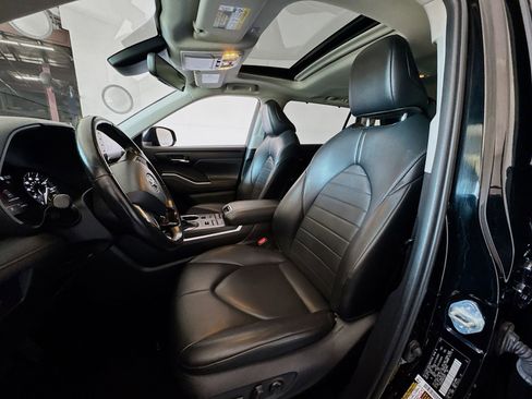 Used 2021 Toyota Highlander XLE AWD/4WD image 14