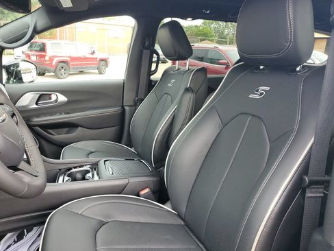 Used 2026 Chrysler Pacifica Limited w/ S Appearance Package FWD image 17