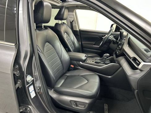 Used 2022 Toyota Highlander XLE AWD/4WD image 24