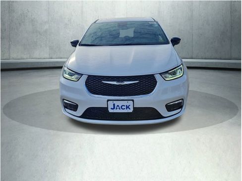 New 2026 Chrysler Pacifica Limited image 9