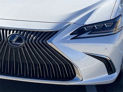 Used 2021 Lexus ES 300h Ultra Luxury w/ Accessory Package 2 image 9