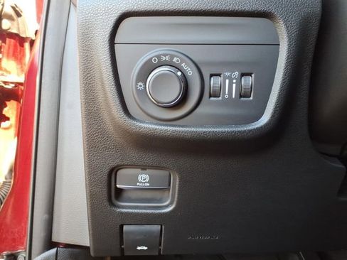 Used 2025 Jeep Grand Cherokee Altitude image 16