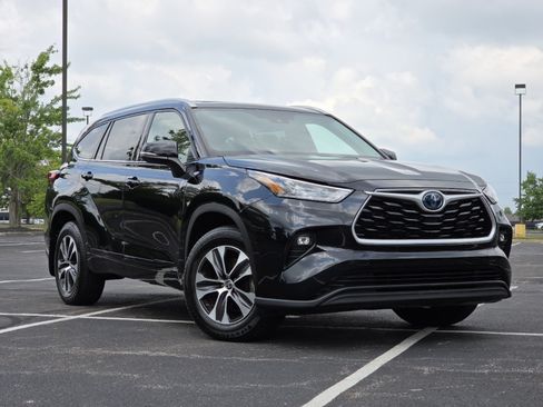 Used 2020 Toyota Highlander XLE AWD/4WD image 2