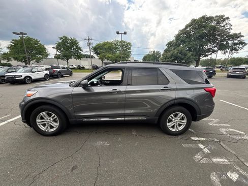 Used 2023 Ford Explorer XLT AWD/4WD image 2