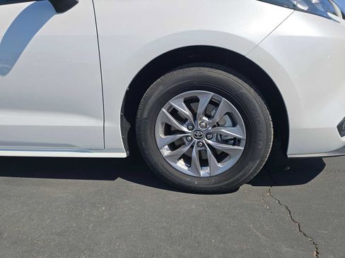 Used 2026 Toyota Sienna XLE FWD image 9