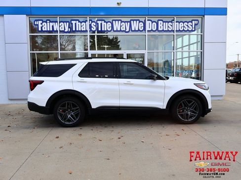Used 2025 Ford Explorer ST image 1