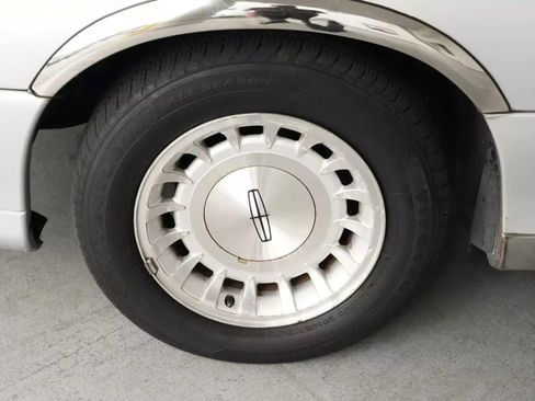 Used 1998 Lincoln Town Car Executive RWD image 24