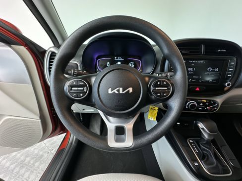 Used 2025 Kia Soul LX w/ LX Technology Package FWD image 16