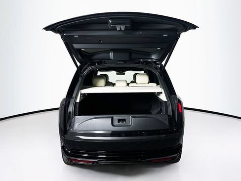 Used 2025 Land Rover Range Rover SE AWD/4WD image 6