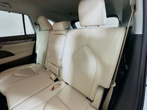 Used 2020 Toyota Highlander Limited image 26