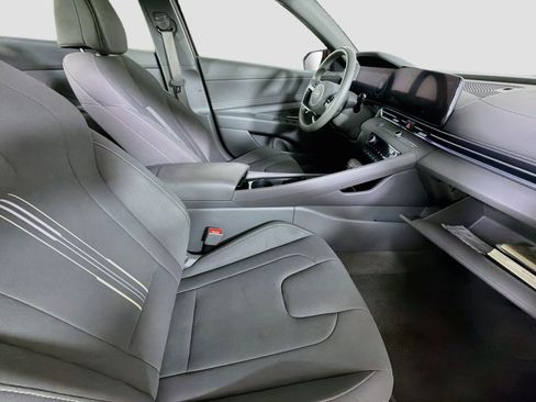 Used 2025 Hyundai Elantra SEL FWD image 31